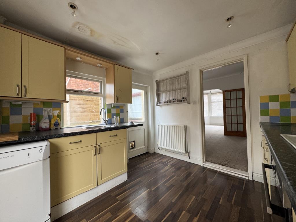 Lot: 152 - TWO-BEDROOM MID-TERRACE HOUSE IN NEED OF RENOVATION - Kitchen looking to back door